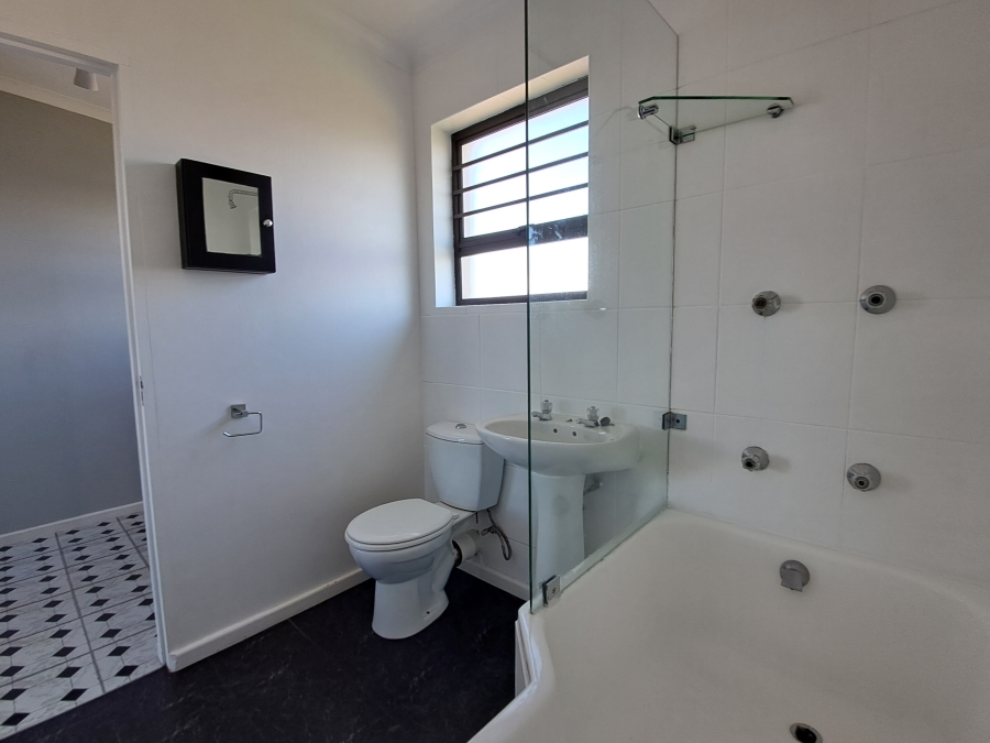 To Let 3 Bedroom Property for Rent in Wavecrest Eastern Cape